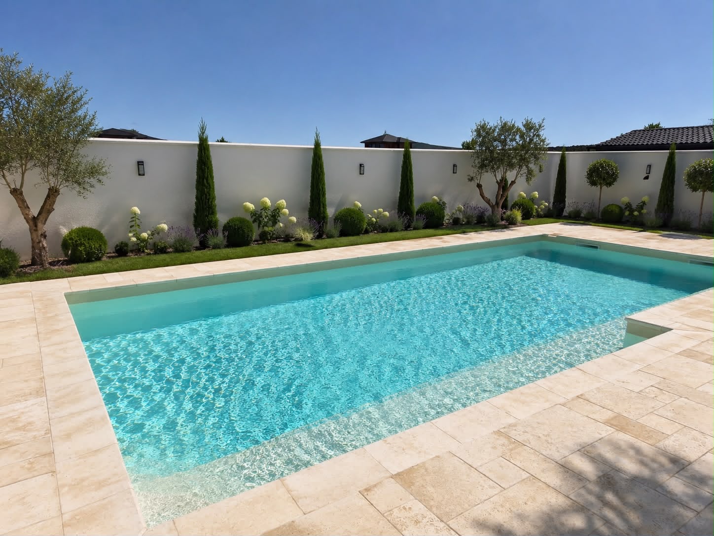 Piscină cu terasă din travertin construită de RAV-POOL